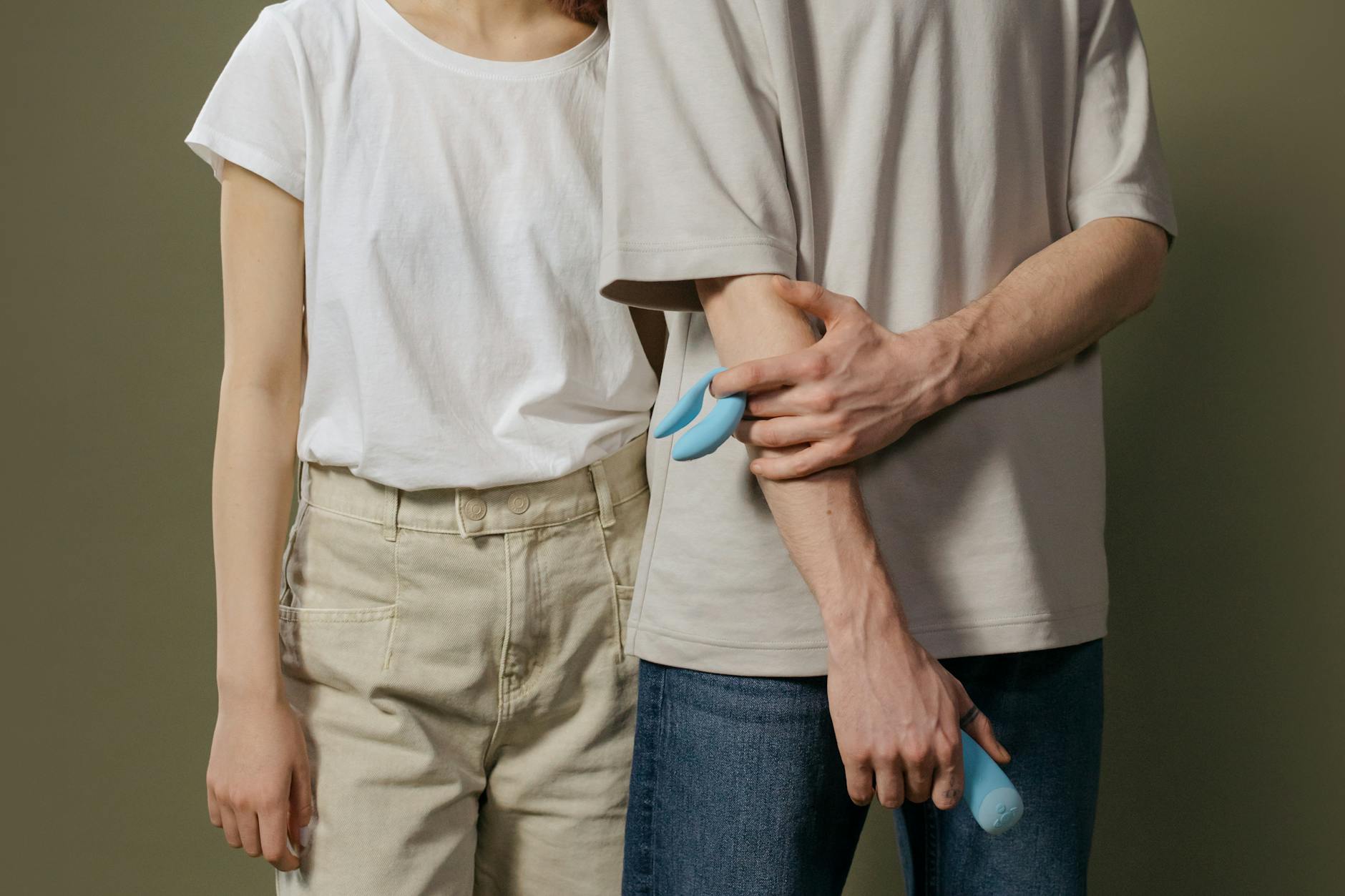 Farbenfrohe Anordnung von Saugvibratoren auf gelbem Untergrund, die Vielfalt und Designpräzision zeigen.